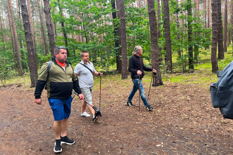 Zajęcia nordic walking uczestników Centrum pod okiem trenera aktywności fizycznej.